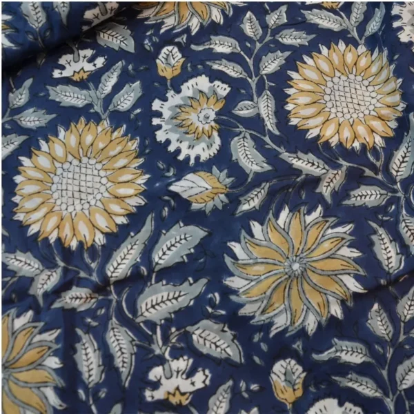 Tela 100% algodón indio con un vibrante estampado de flores amarillas sobre azul oscuro. Suave, transpirable y ideal para confeccionar prendas y decoración únicas. Tela para vestidos Tela para faldas Tela para pantalones Tela para cojines y decoración