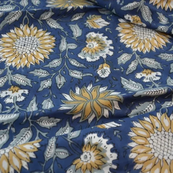 Tela 100% algodón indio con un vibrante estampado de flores amarillas sobre azul oscuro. Suave, transpirable y ideal para confeccionar prendas y decoración únicas. Tela para vestidos Tela para faldas Tela para pantalones Tela para cojines y decoración