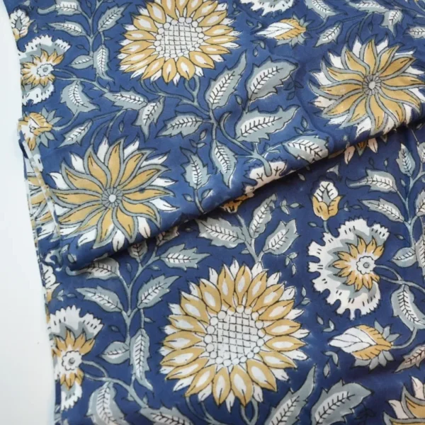 Tela 100% algodón indio con un vibrante estampado de flores amarillas sobre azul oscuro. Suave, transpirable y ideal para confeccionar prendas y decoración únicas. Tela para vestidos Tela para faldas Tela para pantalones Tela para cojines y decoración