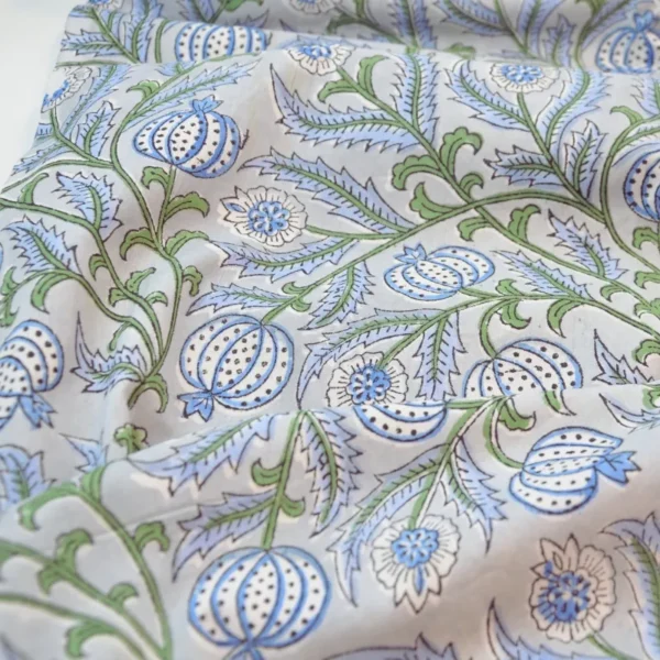 tela algodón block print tela block print india tela estampada a mano tela flores azules y verdes tela gris claro flores tela artesanal algodón comprar tela block print tela para prendas frescas tela para decoración tela india artesanal