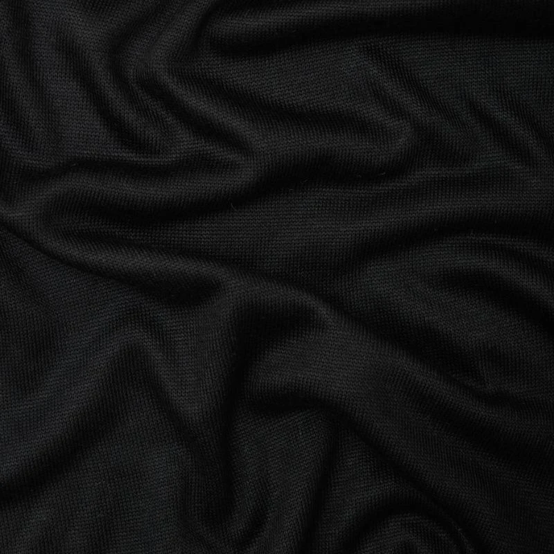 Tela de Punto Soft Lima Knit en color negro profundo, dispuesta en pliegues suaves para mostrar su textura elegante y caída pesada.
