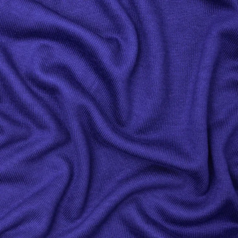 Tela de Punto Soft Lima Knit de meetMILK en un vibrante color azul lapis, dispuesta en pliegues suaves para mostrar su textura elegante y caída pesada.