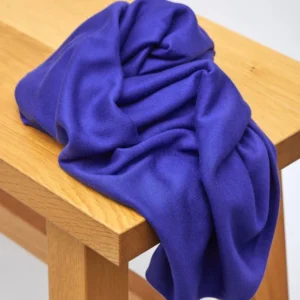 Tela de Punto Soft Lima Knit de meetMILK en un vibrante color azul lapis, dispuesta en pliegues suaves para mostrar su textura elegante y caída pesada.