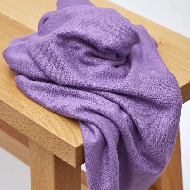 Tela de Punto Soft Lima Knit de meetMILK en un delicado color malva, dispuesta en pliegues suaves para mostrar su textura elegante y caída pesada.