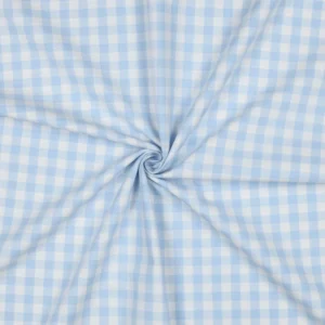 Tela de popelín vichy azul claro doblada o drapeada para apreciar su ligereza, frescura y caída natural.