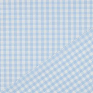 Tela de popelín de algodón 100% con estampado vichy en cuadros blancos y azul claro de 1 cm extendida.