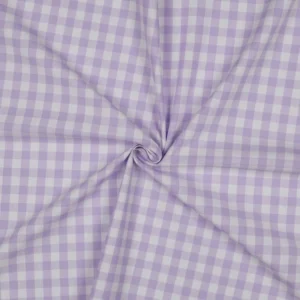 Tela de popelín vichy color lila claro doblada o drapeada para apreciar su ligereza, delicadeza y caída natural.