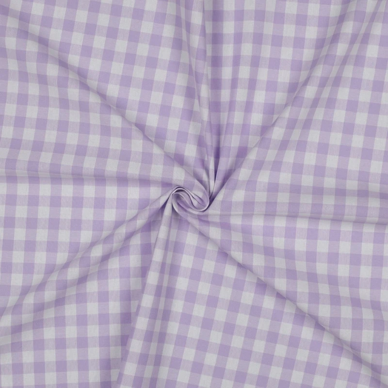 Tela de popelín vichy color lila claro doblada o drapeada para apreciar su ligereza, delicadeza y caída natural.
