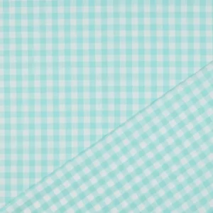 Tela de popelín de algodón 100% con estampado vichy en cuadros blancos y verde menta de 1 cm extendida.