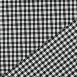 Tela de popelín vichy negro doblada o drapeada para apreciar su ligereza, suavidad y caída natural.