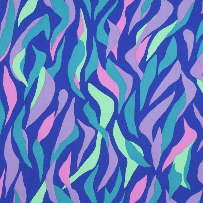 tela de viscosa 100 % Ecovero™ extendida, mostrando un estampado abstracto orgánico en tonos menta, aguamarina, malva y rosa sobre fondo azul cobalto.