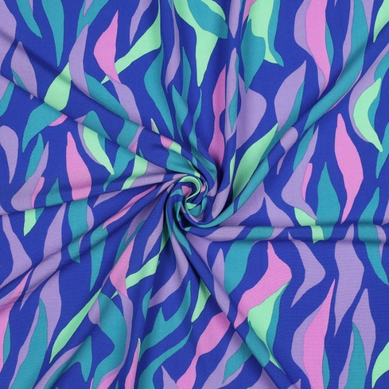 tela de viscosa abstracta drapeada y recogida en pliegues para mostrar su extrema ligereza, su fluidez y su caída sedosa.