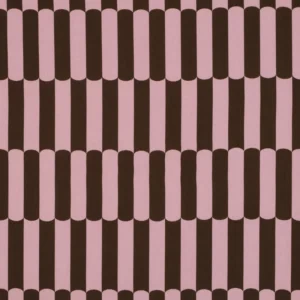 tela de viscosa 100 % Ecovero™ drapeada mostrando un estampado geométrico de efecto óptico compuesto por rayas y formas redondeadas en tonos rosa pastel y marrón oscuro.