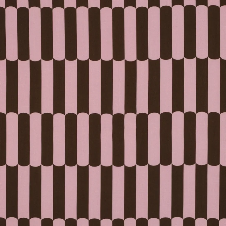 tela de viscosa 100 % Ecovero™ drapeada mostrando un estampado geométrico de efecto óptico compuesto por rayas y formas redondeadas en tonos rosa pastel y marrón oscuro.