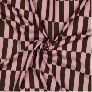 tela de viscosa 100 % Ecovero™ drapeada mostrando un estampado geométrico de efecto óptico compuesto por rayas y formas redondeadas en tonos rosa pastel y marrón oscuro.