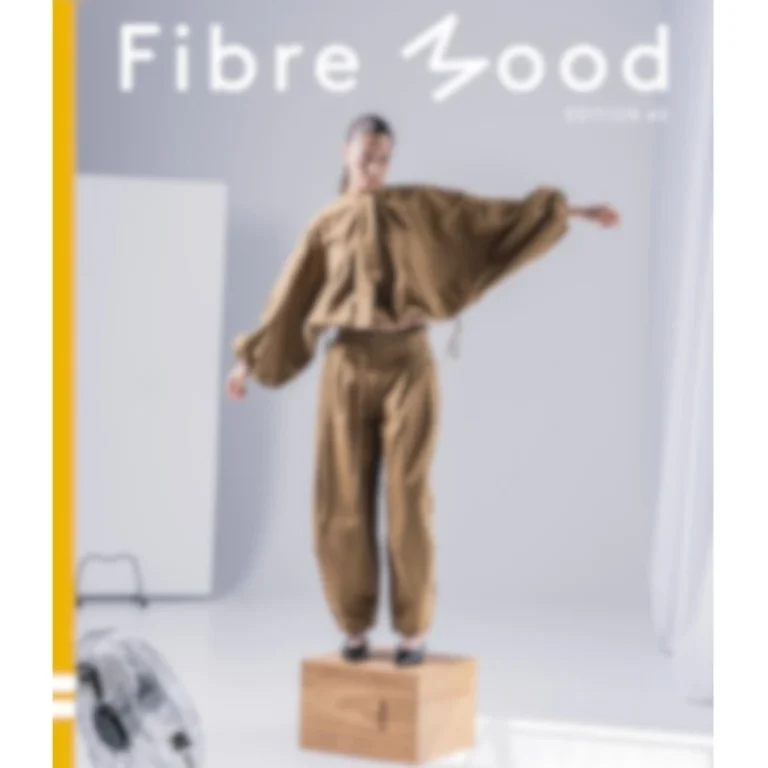 Portada de la revista de patrones de costura Fibre Mood edición número 40, mostrando el diseño principal de la nueva colección de transición.