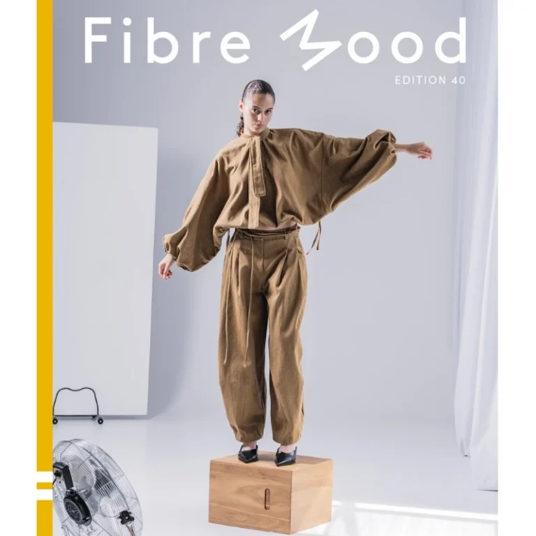 Portada de la revista de patrones de costura Fibre Mood edición número 40, mostrando el diseño principal de la nueva colección de transición.