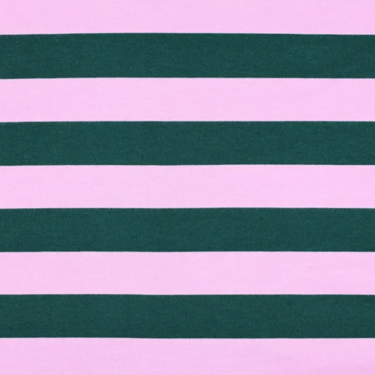 Detalle de tela de sudadera suave tejida con franjas horizontales alternas de 3.5 cm de grosor en tonos verde oscuro y rosa pastel.