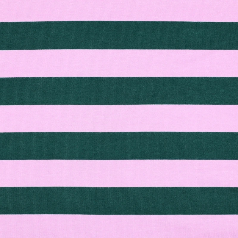 Detalle de tela de sudadera suave tejida con franjas horizontales alternas de 3.5 cm de grosor en tonos verde oscuro y rosa pastel.