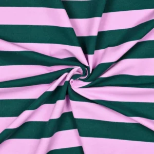 Detalle de tela de sudadera suave tejida con franjas horizontales alternas de 3.5 cm de grosor en tonos verde oscuro y rosa pastel.
