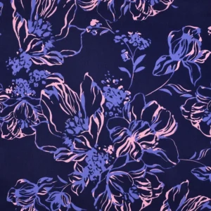 Detalle de tela de algodón satén que muestra un sofisticado estampado de grandes flores estilizadas en tonos rosa y azul claro sobre un fondo azul marino profundo