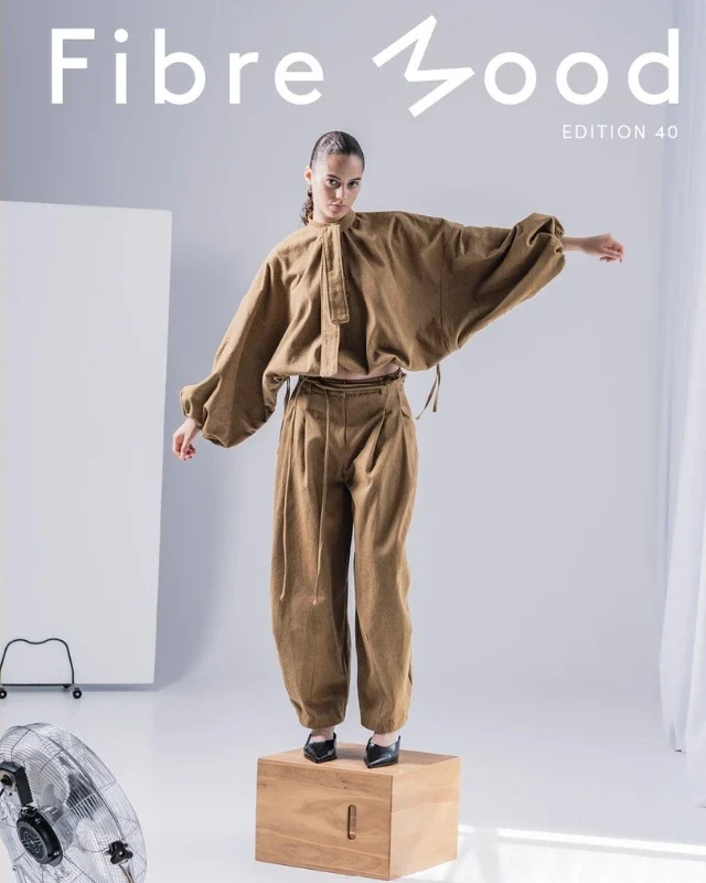 Portada de la revista de patrones de costura Fibre Mood edición número 40, mostrando el diseño principal de la nueva colección de transición.